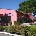 Embassy Hotel Pero