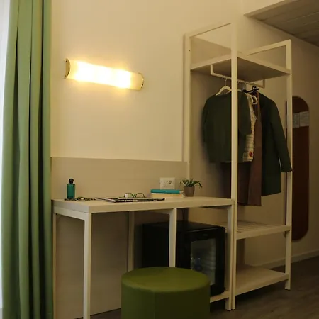 Embassy Hotel Pero