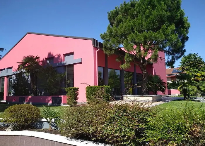 Embassy Szálloda Pero